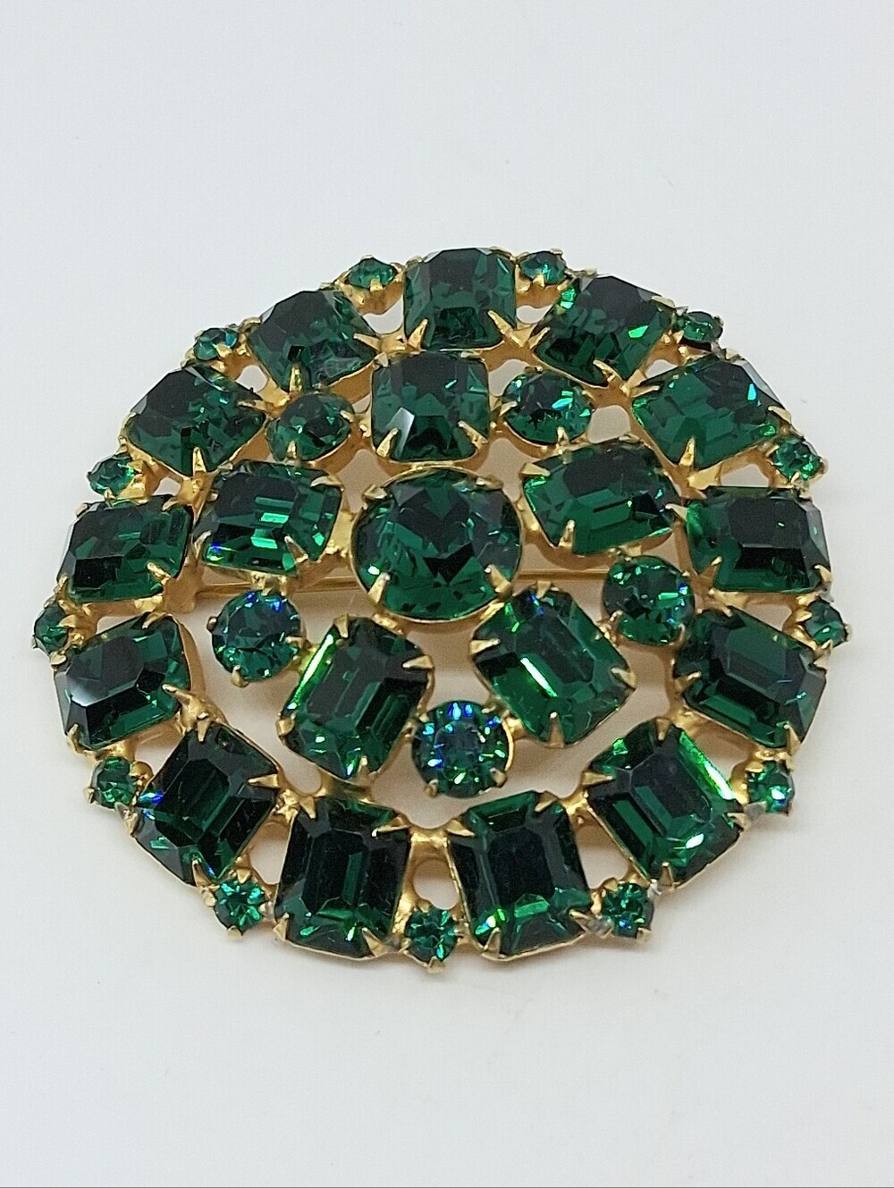 * Vintage Gorgeous Emerald Green Stones Unsigned Dome Pin Brooch